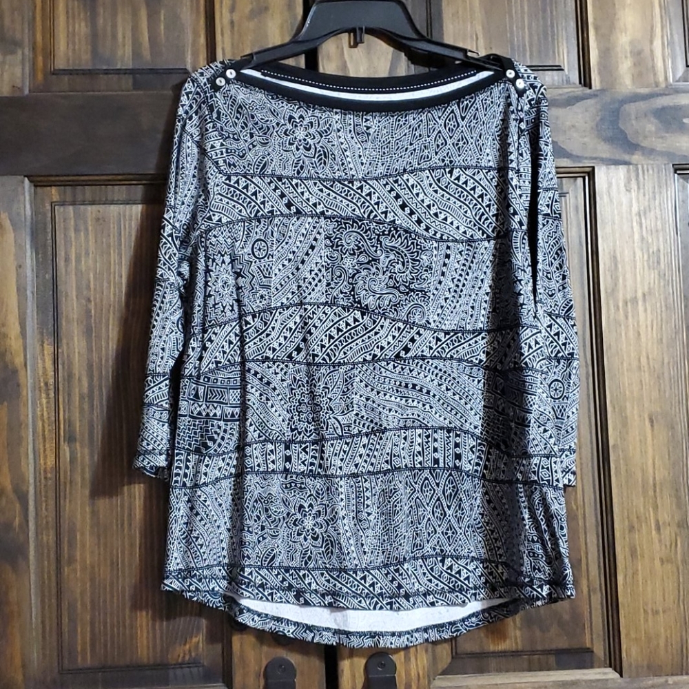 Ladies black and white top.